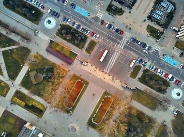 Varşova, Polonya - 07 Nisan 2019: İlkbaharda gün batımı nda Varşova Şehrinin merkezine güzel panoramik hava drone görünümü