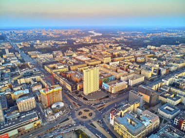 Varşova, Polonya - 07 Nisan 2019: İlkbaharda gün batımı nda Varşova Şehrinin merkezine güzel panoramik hava drone görünümü