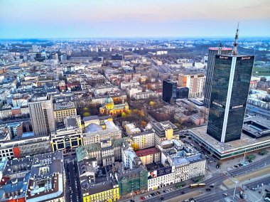 Varşova, Polonya - 07 Nisan 2019: İlkbaharda gün batımı nda Varşova Şehrinin merkezine güzel panoramik hava drone görünümü