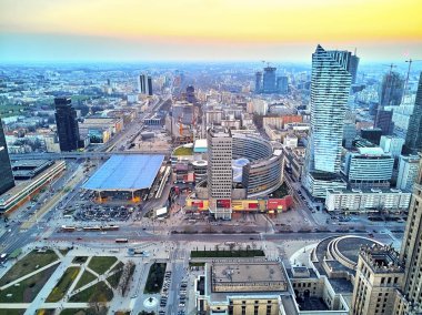 Varşova, Polonya - 07 Nisan 2019: İlkbaharda gün batımı nda Varşova Şehrinin merkezine güzel panoramik hava drone görünümü