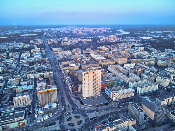 VARSOVIA, POLONIA - 07 DE ABRIL DE 2019: Hermosa vista panorámica del dron aéreo al centro de la ciudad de Varsovia al atardecer en primavera —  Fotos de Stock