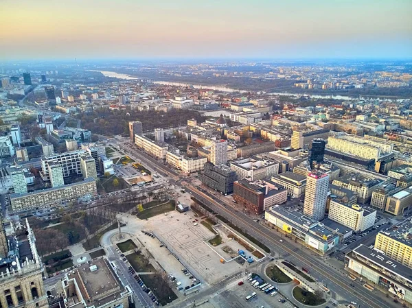 ВАРШАВА, ПОЛЬША - 07 апреля 2019 года: Прекрасный панорамный вид с воздуха на центр Варшавы весной на закат — стоковое фото