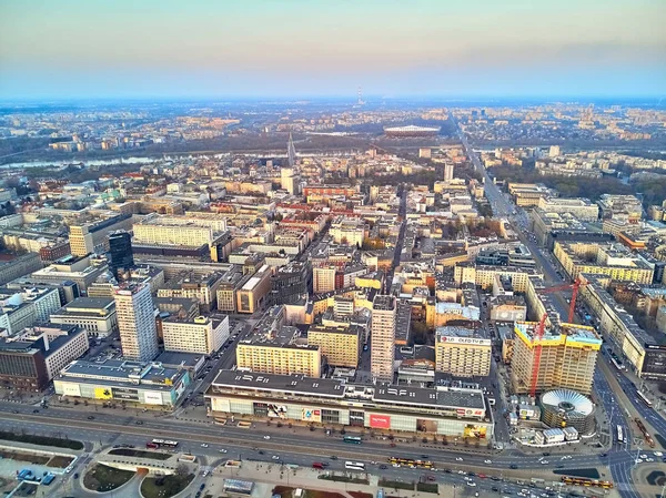 WARSAW, POLONIA - 07 APRILE 2019: Bella vista panoramica sul drone aereo verso il centro di Varsavia in primavera, ora del tramonto — Foto Stock