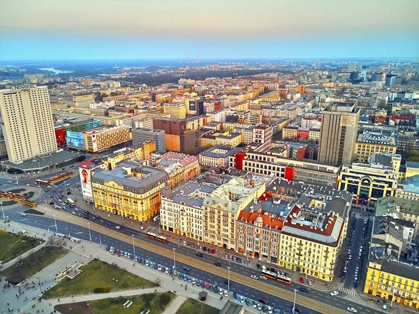 Warszawa, Polska-07 kwietnia 2019: piękne panoramiczne lotnicze Drone widok do centrum Warszawy w czasie zachodu słońca wiosną — Zdjęcie stockowe