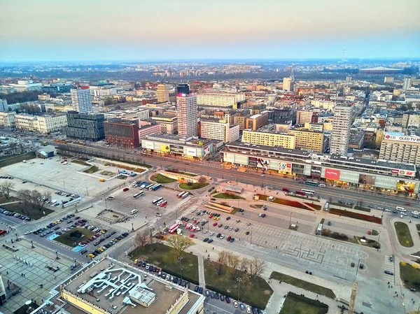 VARSOVIA, POLONIA - 07 DE ABRIL DE 2019: Hermosa vista panorámica del dron aéreo al centro de la ciudad de Varsovia al atardecer en primavera —  Fotos de Stock