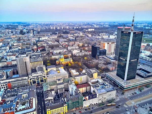VARSOVIA, POLONIA - 07 DE ABRIL DE 2019: Hermosa vista panorámica del dron aéreo al centro de la ciudad de Varsovia al atardecer en primavera — Foto de Stock
