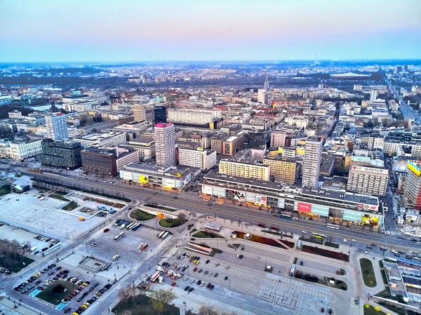 VARSOVIA, POLONIA - 07 DE ABRIL DE 2019: Hermosa vista panorámica del dron aéreo al centro de la ciudad de Varsovia al atardecer en primavera —  Fotos de Stock