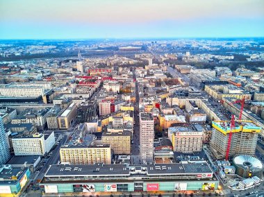 Varşova, Polonya - 07 Nisan 2019: İlkbaharda gün batımı nda Varşova Şehrinin merkezine güzel panoramik hava drone görünümü