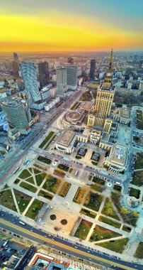 Varşova, Polonya - 07 Nisan 2019: Varşova Şehir ve Kültür ve Bilim Sarayı merkezine güzel panoramik hava drone görünümü - Varşova, Polonya önemli bir yüksek katlı bina