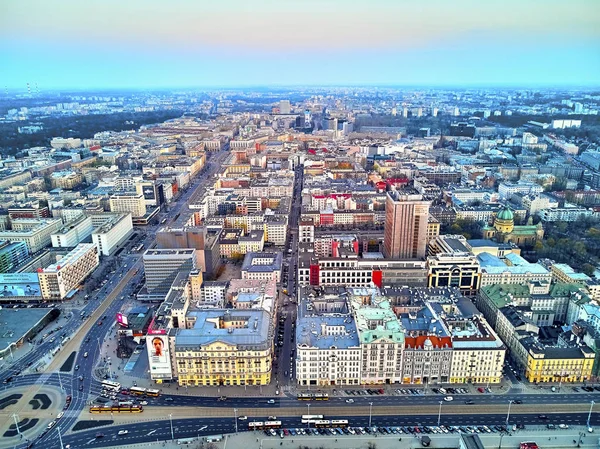 GARANTIA, POLÓNIA - 07 de abril de 2019: Bela vista panorâmica de drones aéreos para o centro da cidade de Varsóvia ao pôr do sol na primavera — Fotografia de Stock