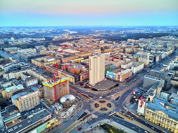 GARANTIA, POLÓNIA - 07 de abril de 2019: Bela vista panorâmica de drones aéreos para o centro da cidade de Varsóvia ao pôr do sol na primavera — Fotografia de Stock