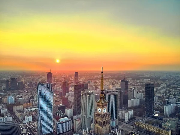 Varsó, Lengyelország-április 07, 2019: gyönyörű panoráma antenna drone tekintettel a központ a Varsói város és a kultúra és a tudomány palotája és a "Zlota 44" tervezte építész Daniel Libeskind — Stock Fotó