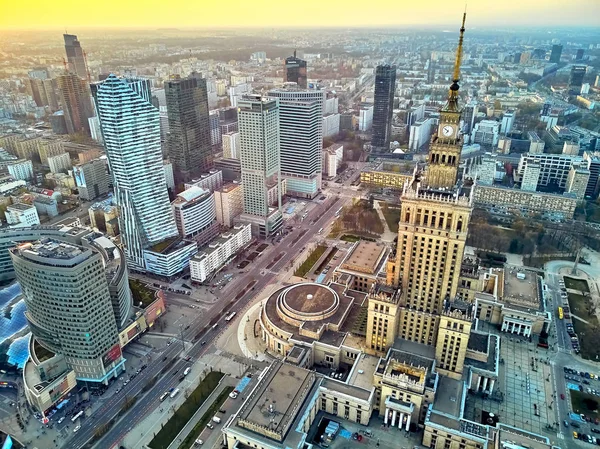 ВАРШАВА, ПОЛЬША - 07 апреля 2019 года: Прекрасный панорамный вид с воздуха на центр Варшавы и Дворец культуры и науки и "Злота 44", спроектированный архитектором Даниэлем Либескиндом — стоковое фото