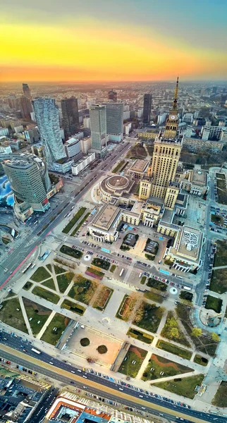 华沙，波兰 - 2019年4月7日：美丽的全景无人机视图，可欣赏到华沙市和文化科学宫中心 - 波兰华沙著名的高层建筑 — 图库照片