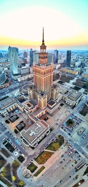 ВАРШАВА, ПОЛЬША - 07 апреля 2019 года: Прекрасный панорамный вид с воздуха на центр Варшавы и Дворец культуры и науки - заметное высотное здание в Варшаве, Польша — стоковое фото