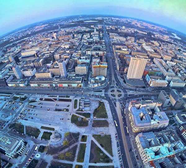 WARSAW, POLONIA - 07 APRILE 2019: Bella vista panoramica sul drone aereo verso il centro di Varsavia in primavera, ora del tramonto — Foto Stock