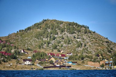 Irtysh nehri üzerindeki Bukhtarma hidroelektrik santralinin barajının oluşturduğu Bukhtarma yapay rezervuarına güzel panoramik hava dansı görünümü, Doğu Kazakistan