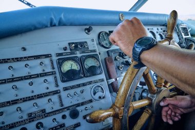 kaptan elleri gemide direksiyon u tutmak, Bukhtarma yapay rezervuar, Irtysh nehri üzerindeki Bukhtarma hidroelektrik istasyonunun baraj tarafından oluşturulan, Doğu Kazakistan