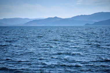 Irtysh nehri üzerindeki Bukhtarma hidroelektrik santralinin barajının oluşturduğu Bukhtarma yapay rezervuarına güzel panoramik hava dansı görünümü, Doğu Kazakistan