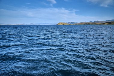Irtysh nehri üzerindeki Bukhtarma hidroelektrik santralinin barajının oluşturduğu Bukhtarma yapay rezervuarına güzel panoramik hava dansı görünümü, Doğu Kazakistan
