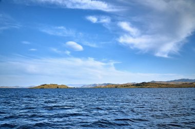 Irtysh nehri üzerindeki Bukhtarma hidroelektrik santralinin barajının oluşturduğu Bukhtarma yapay rezervuarına güzel panoramik hava dansı görünümü, Doğu Kazakistan