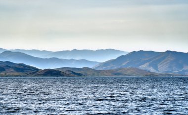 Irtysh nehri üzerindeki Bukhtarma hidroelektrik santralinin barajının oluşturduğu Bukhtarma yapay rezervuarına güzel panoramik hava dansı görünümü, Doğu Kazakistan