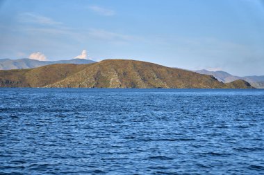 Irtysh nehri üzerindeki Bukhtarma hidroelektrik santralinin barajının oluşturduğu Bukhtarma yapay rezervuarına güzel panoramik hava dansı görünümü, Doğu Kazakistan