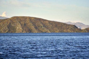 Irtysh nehri üzerindeki Bukhtarma hidroelektrik santralinin barajının oluşturduğu Bukhtarma yapay rezervuarına güzel panoramik hava dansı görünümü, Doğu Kazakistan