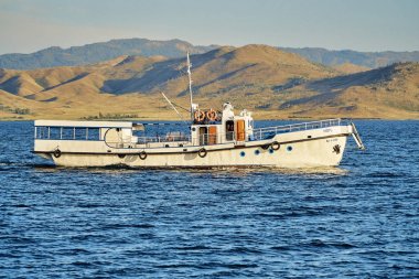 Irtysh nehri üzerindeki Bukhtarma hidroelektrik santralinin barajının oluşturduğu Bukhtarma yapay rezervuarı kuzey, Doğu Kazakistan