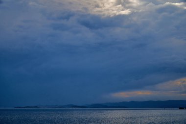 Irtysh nehri üzerindeki Bukhtarma hidroelektrik santralinin barajının oluşturduğu Bukhtarma yapay rezervuarına güzel panoramik hava dansı görünümü, Doğu Kazakistan