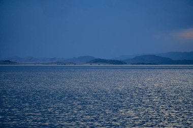 Irtysh nehri üzerindeki Bukhtarma hidroelektrik santralinin barajının oluşturduğu Bukhtarma yapay rezervuarına güzel panoramik hava dansı görünümü, Doğu Kazakistan