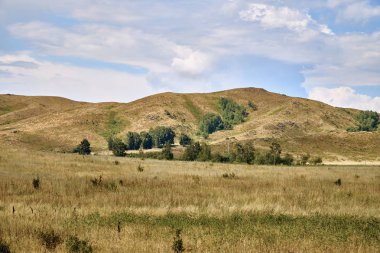 İrtiş, Doğu Kazakistan Nehri vadisinde Bukhtarma dağlara gün batımında güzel panoramik hava yaz görünümü