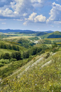 İrtiş, Doğu Kazakistan Nehri vadisinde Bukhtarma dağlara gün batımında güzel panoramik hava yaz görünümü
