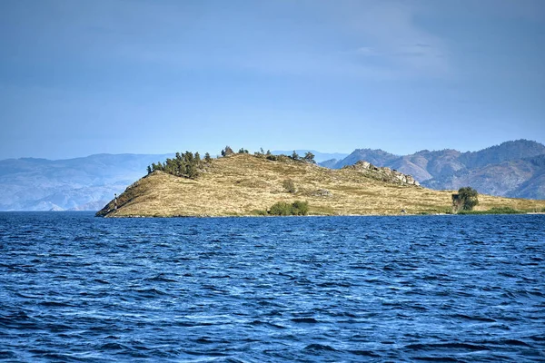 Prachtige panoramische luchtfoto zomer uitzicht op de Bukhtarma kunstmatige reservoir, gevormd door de dam van de Bukhtarma waterkrachtcentrale op de Irtysh rivier, Oost-Kazachstan-klein onbewoond eiland — Stockfoto