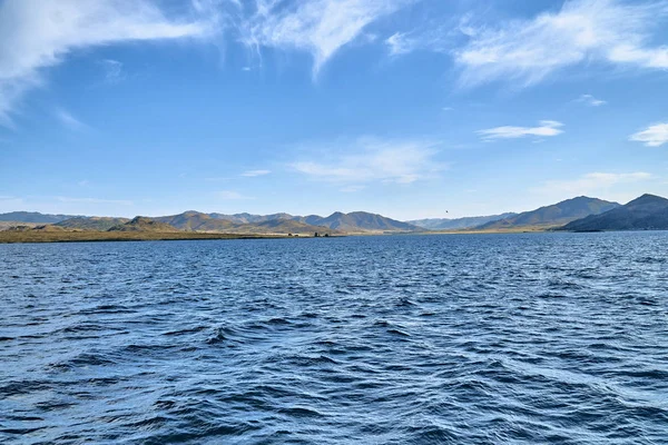 Hermosa vista panorámica del verano al embalse artificial de Bukhtarma, formado por la presa de la estación hidroeléctrica de Bukhtarma en el río Irtysh, Kazajstán Oriental —  Fotos de Stock