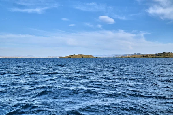 Schöne panoramische Luftaufnahme des künstlichen Reservoirs Bukhtarma, das durch den Damm des Wasserkraftwerks Bukhtarma am Irtysh-Fluss im Osten Kasachstans entstanden ist — Stockfoto