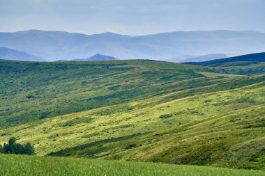 İrtiş, Doğu Kazakistan Nehri vadisinde Bukhtarma dağlara gün batımında güzel panoramik hava yaz görünümü