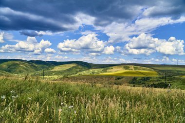 İrtiş, Doğu Kazakistan Nehri vadisinde Bukhtarma dağlara gün batımında güzel panoramik hava yaz görünümü
