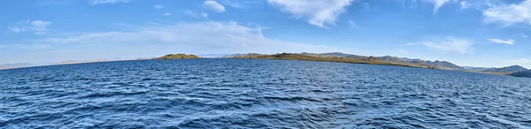 Prachtige panoramische luchtfoto zomer uitzicht op de Bukhtarma kunstmatige reservoir, gevormd door de dam van de Bukhtarma waterkrachtcentrale op de Irtysh rivier, Oost-Kazachstan — Stockfoto