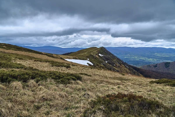 Bieszczady dağlarda ormanın güzel bir panoramik gizemli görünümü (Polonya) sisli bir yağmurlu bahar Mayıs günü, doğa yalnız - insanlar olmadan — Stok fotoğraf