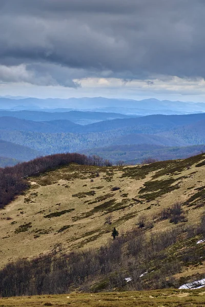 Una bella vista panoramica misteriosa della foresta nelle montagne Bieszczady (Polonia) in una nebbiosa primavera piovosa Giorno di maggio, la natura è sola - senza persone — Foto Stock