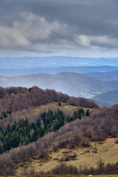 Una bella vista panoramica misteriosa della foresta nelle montagne Bieszczady (Polonia) in una nebbiosa primavera piovosa Giorno di maggio, la natura è sola - senza persone — Foto Stock