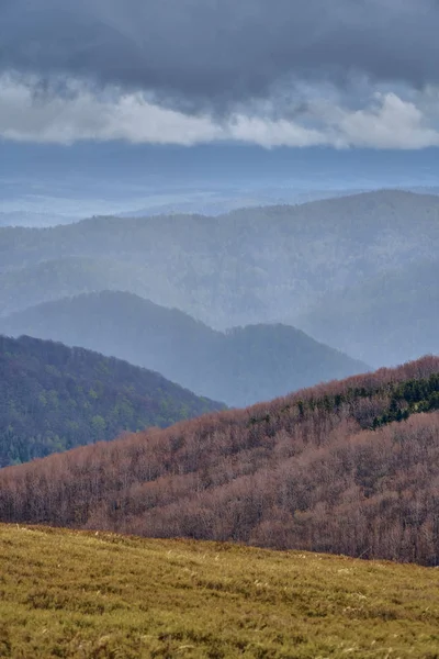 Una bella vista panoramica misteriosa della foresta nelle montagne Bieszczady (Polonia) in una nebbiosa primavera piovosa Giorno di maggio, la natura è sola - senza persone — Foto Stock