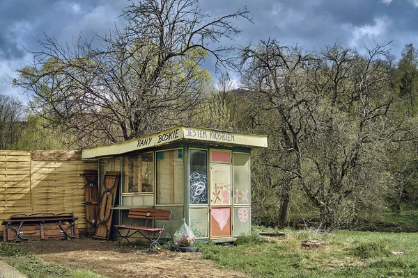 Stary kiosk z napisem po polsku: "Och, Panie! Jestem kiosk! "w Bieszczadach (Polska, Wetlina, PTTK) — Zdjęcie stockowe