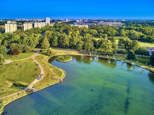 Piękny panoramiczny widok na zachód słońca w cudownym wieczorem w czerwcu z Drone w pola Mokotowskie w Warszawie, Polska-"Mokotow Field" to duży park w Warszawie-nazywany jest "Jozef Piłsudski Park" — Zdjęcie stockowe