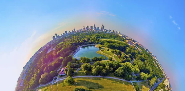 Varşova Pola Mokotowskie de drone Haziran ayında muhteşem bir akşam gün batımı güzel bir panoramik görünümü, Polonya - 