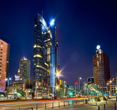 Varşova, Polonya-07 Nisan 2019: güzel bir gece geniş açı panoramik manzara Varşova modern City, pkin ve 