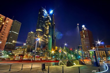 Varşova, Polonya-07 Nisan 2019: güzel bir gece geniş açı panoramik manzara Varşova modern City, pkin ve 