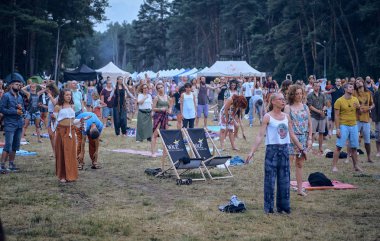 Bialobrzegi, Polonya-Temmuz 13-15, 2019: kişi Wibracje 3,0 Festival Polonya, en büyük farkındalık, müzik ve Polonya yaşam açık hava festivalleri hakkında tutkulu bir konser sırasında eğlenmek