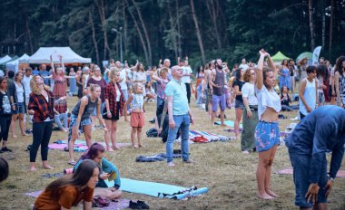 Bialobrzegi, Polonya-Temmuz 13-15, 2019: kişi Wibracje 3,0 Festival Polonya, en büyük farkındalık, müzik ve Polonya yaşam açık hava festivalleri hakkında tutkulu bir konser sırasında eğlenmek
